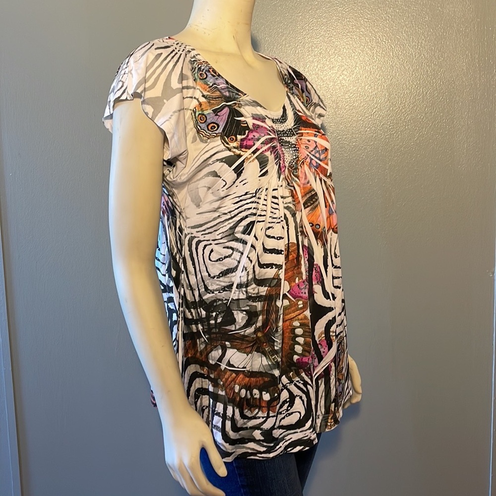 b. Friends ,butterflies pattern, top. - Picture 6 of 12